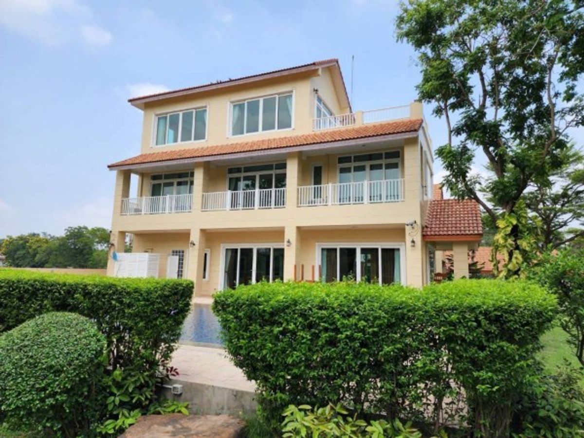 For RentHouseSamut Prakan,Samrong : Rent a house with a private pool Lakewood Country Club Golf Course Village, Bang Na -Trat Road, Km. 18, Bang Phli, Samut Prakan, on an area of ​​over 1 rai, Hua Chiao Mega, Bangna, BITEC Motorway in a quiet atmosphere - is private in the midst of