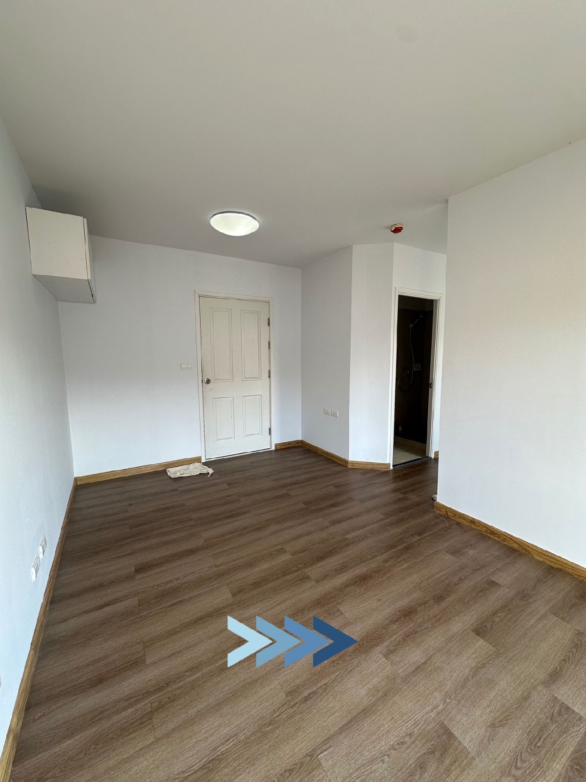 For RentCondoLadprao101, Happy Land, The Mall Bang Kapi : Plum Condo Lat Phrao 101 empty room, new renovated floor, newly painted, ready to rent