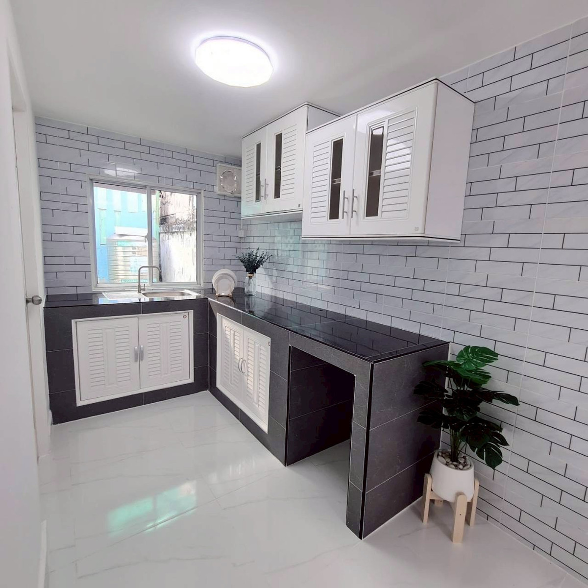 For SaleTownhomePathum Thani,Rangsit, Thammasat : Sell ​​Townhouse, 2nd corner room, Pruksa 9, Soi 49, Rangsit-Khlong 3, Size 27.4 Sq. There are 3 bedrooms, 2 bathrooms, good condition, full of kitchen, car park, price 1,600,000.- Free loans. Interested contact 085-550-1599.