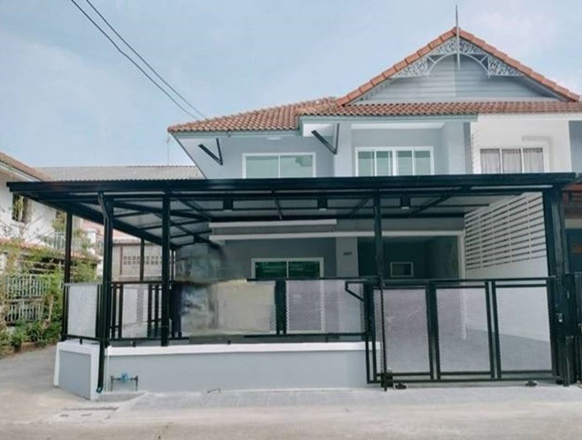 For SaleTownhomePathum Thani,Rangsit, Thammasat : Sell ​​Townhouse, 2nd corner room, Pruksa 9, Soi 49, Rangsit-Khlong 3, Size 27.4 Sq. There are 3 bedrooms, 2 bathrooms, good condition, full of kitchen, car park, price 1,600,000.- Free loans. Interested contact 085-550-1599.