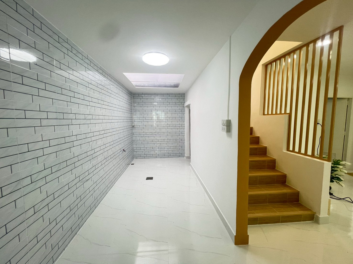 For SaleTownhomePathum Thani,Rangsit, Thammasat : Sell ​​Townhouse, 2nd corner room, Pruksa 9, Soi 49, Rangsit-Khlong 3, Size 27.4 Sq. There are 3 bedrooms, 2 bathrooms, good condition, full of kitchen, car park, price 1,600,000.- Free loans. Interested contact 085-550-1599.