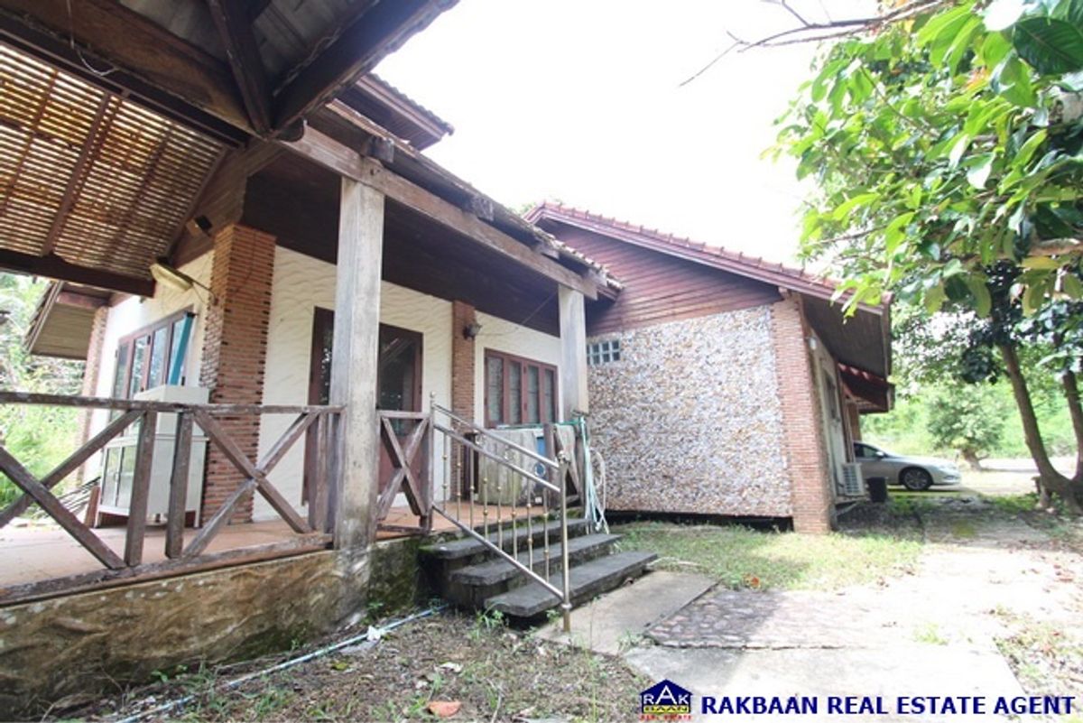 ขายบ้านจันทบุรี : ขายบ้านพักตากอากาศ Rabbit Hill Resort 1ไร่ 16วา 2ห้องนอน 2ห้องน้ำ หลังบ้านติดธารน้ำ วิวภูเขา ราคาเพียง 1.75 ล้านเท่านั้น