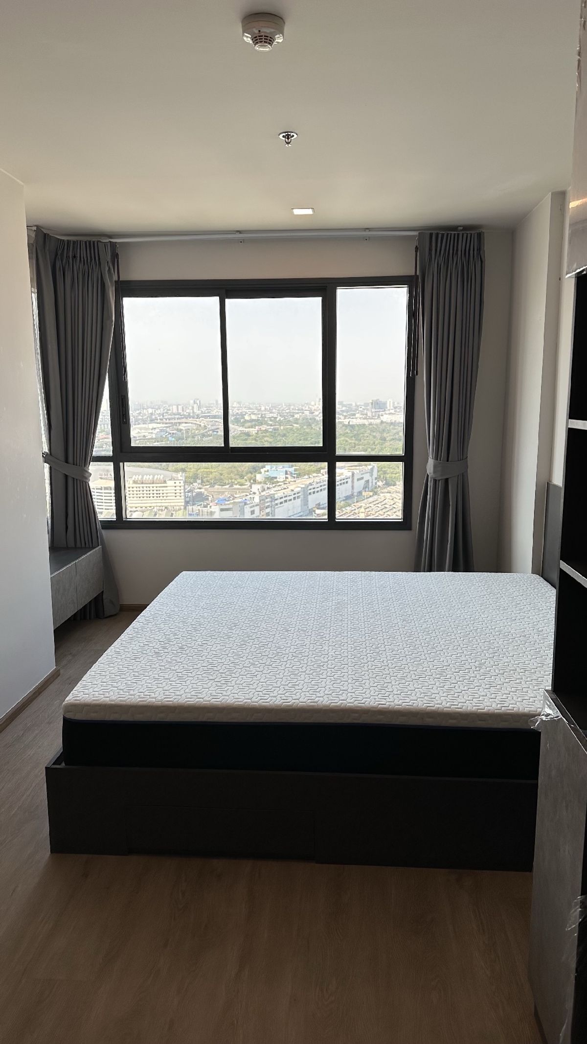 CondoSapankwai,Jatujak : Rent Ideo Phaholyothin Chatujak 46.30 sqm. 2 bedrooms, Chatuchak Park view, 34th floor, beautiful room, complete view, beautiful, open, bts, Saphan Khwai (owner) with built -in furniture.