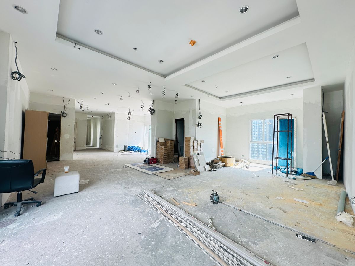 ขายคอนโดพระราม 9 เพชรบุรีตัดใหม่ RCA : 3 Bedrooms 3 Bathrooms 213.88 Sqm penthouse bare-shell condo in Rama 9 