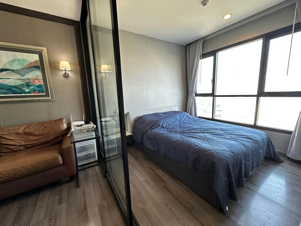 For RentCondoOnnut, Udomsuk : Rent The Base Park East near Phra Khanong Onnut. The beautiful room is divided into proportions.