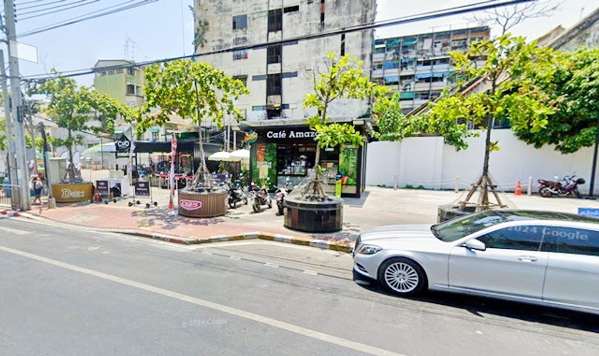 For RentShop HouseYaowarat, Banglamphu : Pom Prap Samphanthawong, MRT Dragon Temple 59 m. Welcome to the Chinese Yaowarat people for rent, 2nd floor, 2 booths, 42 sq.wa. Cafe 2, 3 air conditioners, Bang Lamphu, Phra Nakhon