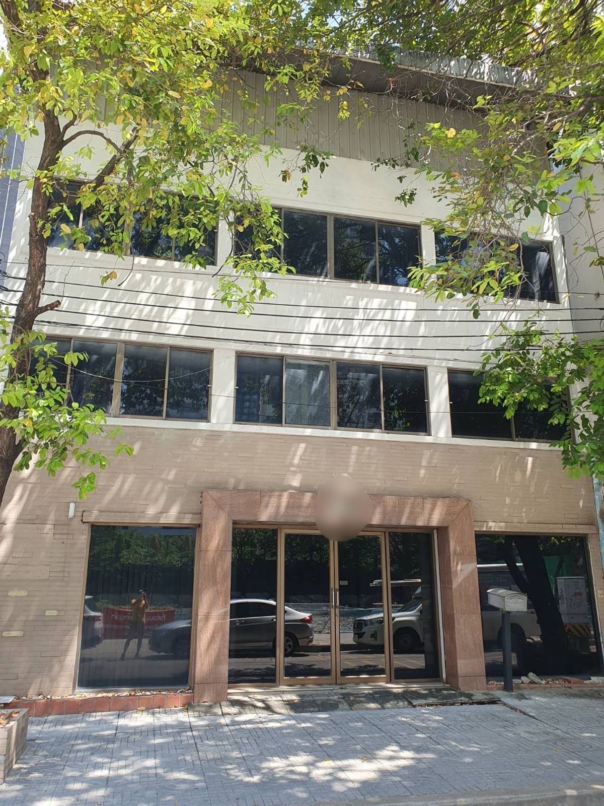 For RentShop HouseSukhumvit, Asoke, Thonglor : Rent a commercial building in front of Ekkamai, Sukhumvit area, near BTS Ekkamai Station, can walk There is a nearby parking. Can go in and out in many ways