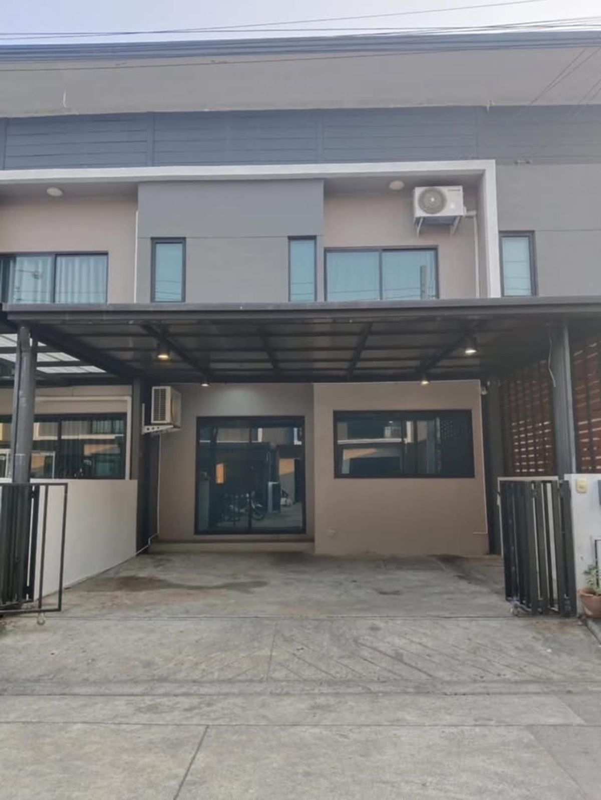 For RentTownhomeSamut Prakan,Samrong : Rent a townhouse, The Caller Village, Bang Na 8, near Mega Bang Na. Interested please contact 082-3223695.