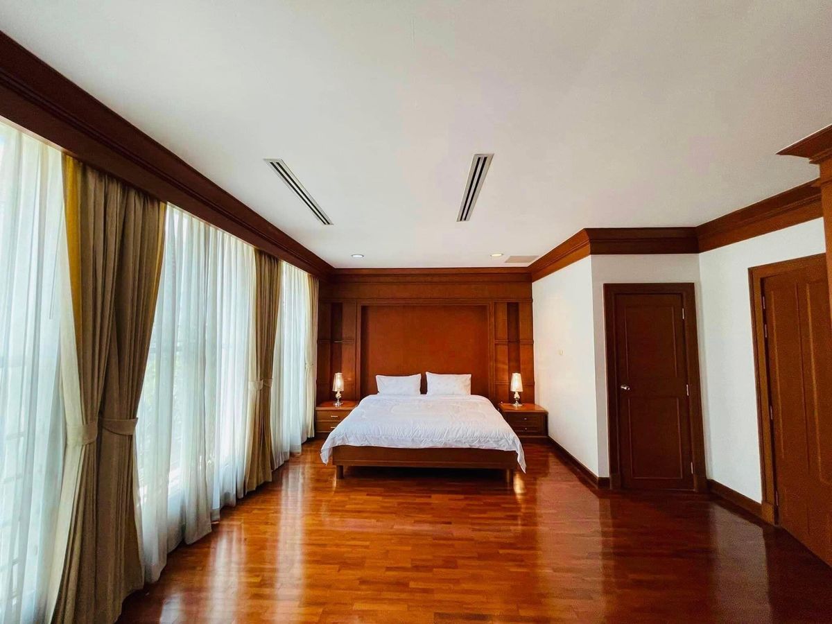 For RentTownhomeSukhumvit, Asoke, Thonglor : Rent a house in the heart of Thonglor There is a 24-hour security personnel. Contact Agent Aey Tel./line: 093-939-7861.