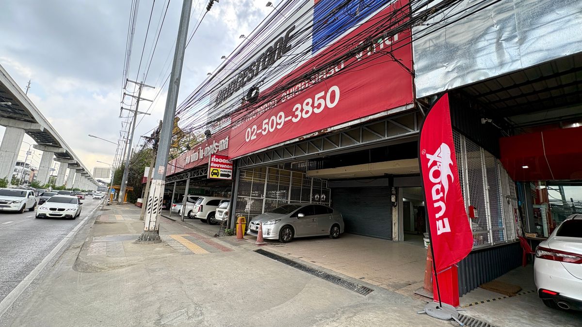 For RentShop HouseNawamin, Ramindra : For rent for office buildings and WAREHOUSE 2 booths 150 meters to MRT MAILAP. There are 5 floors with elevators, convenient transportation.