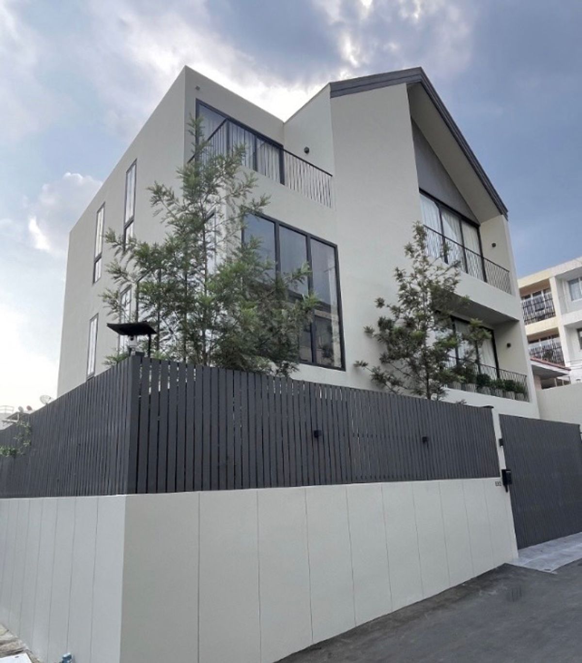 ให้เช่าบ้านสุขุมวิท อโศก ทองหล่อ : Rental : Modern Pool Villa House In Predi , 4 Beds 5 Bath , 486 sqm , 60 sqw , 3 Storeys 🔥🔥Rental Price : 370,000 THB / Month🔥🔥#superluxuryhousebkk#poolvillaforsale#superluxuryhousebkk#luxuryhousebangkok #superluxurycondoforsale #realestatethailand#PS