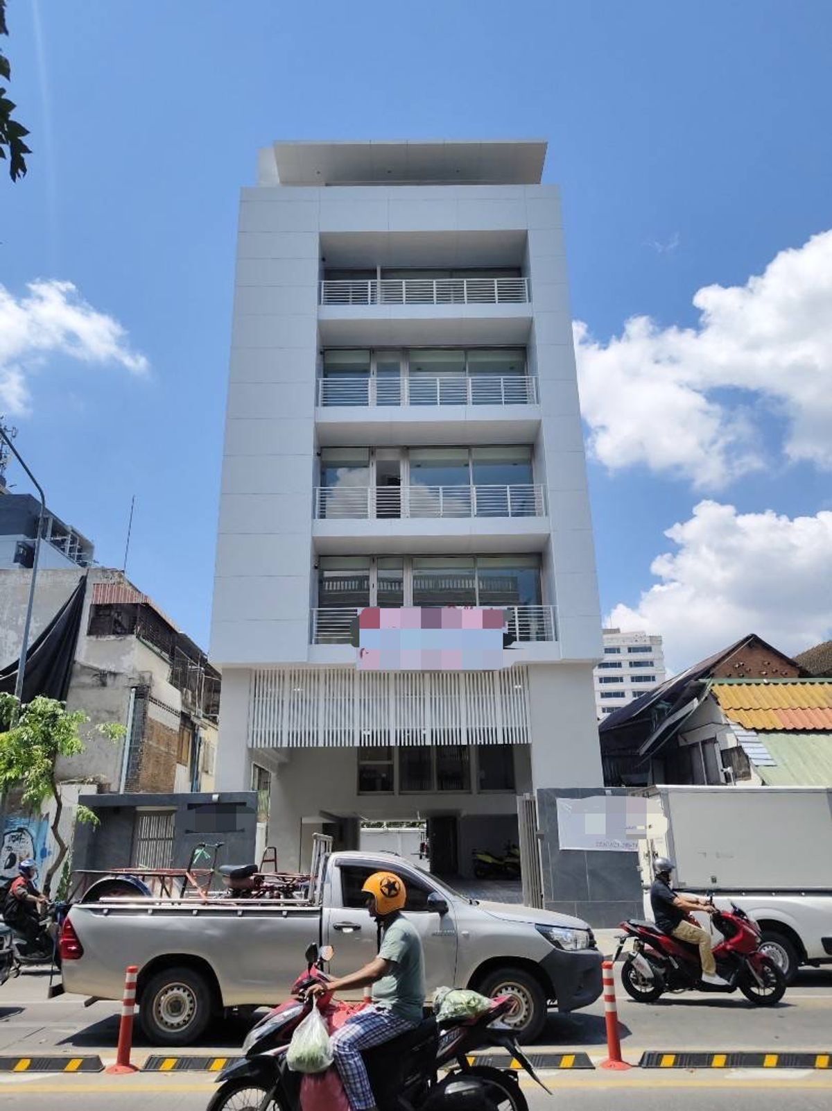 ให้เช่าสำนักงานสีลม ศาลาแดง บางรัก : ให้เช่า / ขาย อาคารสำนักงาน Standalone ย่านสี่พระยา   ทำเลศักยภาพ ใกล้ MRT หัวลำโพง เพียง 1 กม. เหมาะสำหรับสำนักงานขนาดใหญ่ โชว์รูม หรือธุรกิจที่ต้องการอาคารแบบ Standalone  