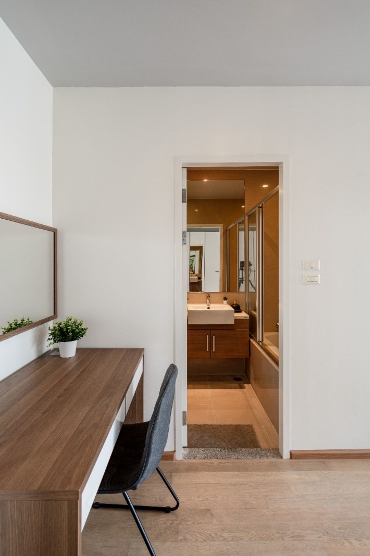 For SaleCondoSukhumvit, Asoke, Thonglor : Sell ​​noble refine, size 56.61 SQ.M 1 Bed, only 8.9 MB. Contact 086-795-9997 (Jimmy).