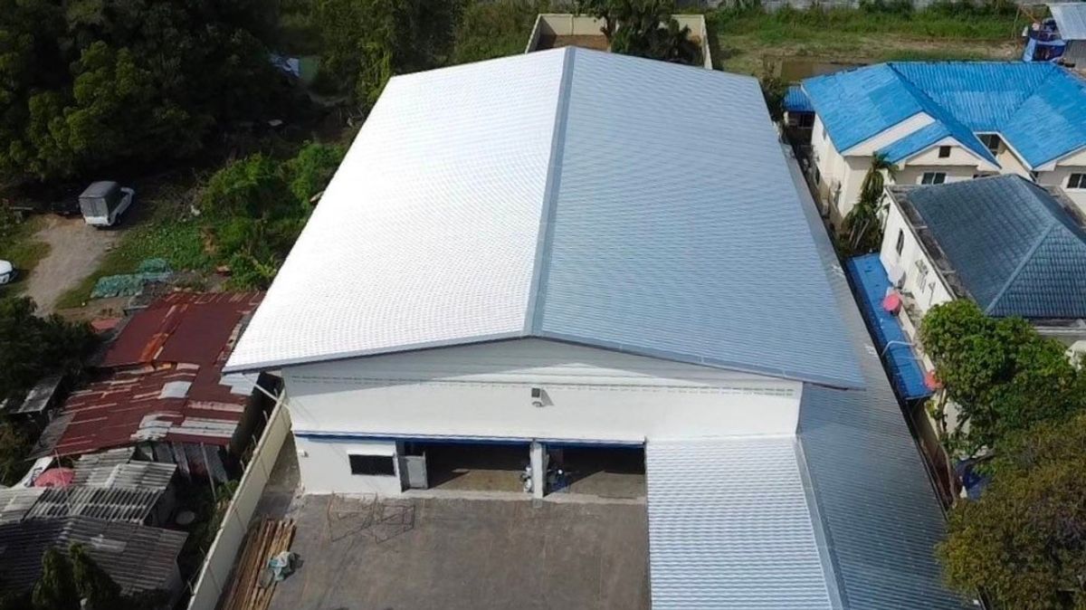For RentWarehouseOnnut, Udomsuk : Rent a warehouse with 2 -story office, 982 sq.m., Onnut location, near the main road from the entrance of Soi only 100 meters. Big cars are convenient. Near Suvarnabhumi (negotiable price)