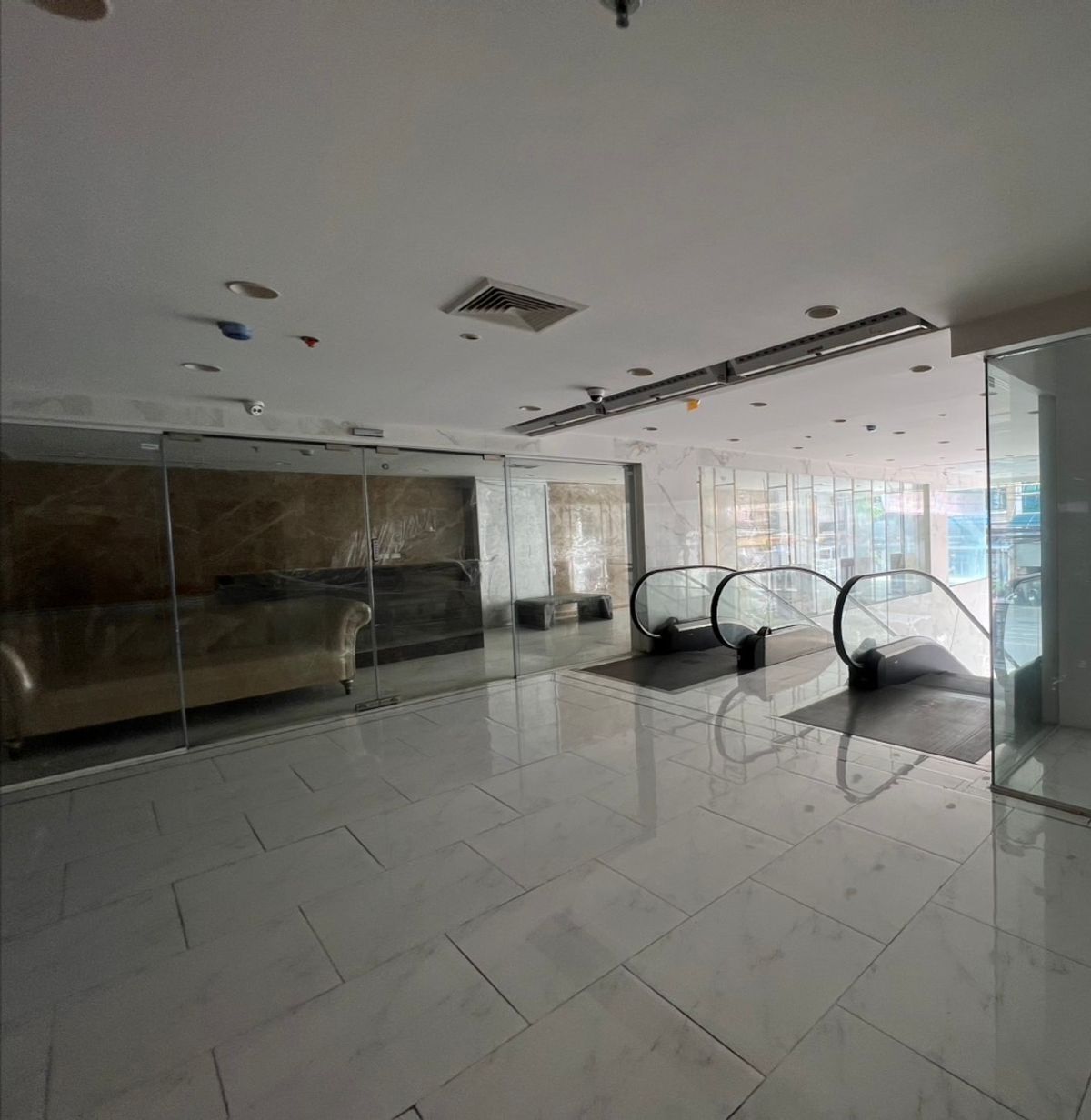 For RentRetail SpaceYaowarat, Banglamphu : Commercial Space Bangkok at China Town - Ratchawong RD., MRT Wat Mangkorn 450M Can Walk, Prime Spot Tourist and Old Town Country of Bangkok