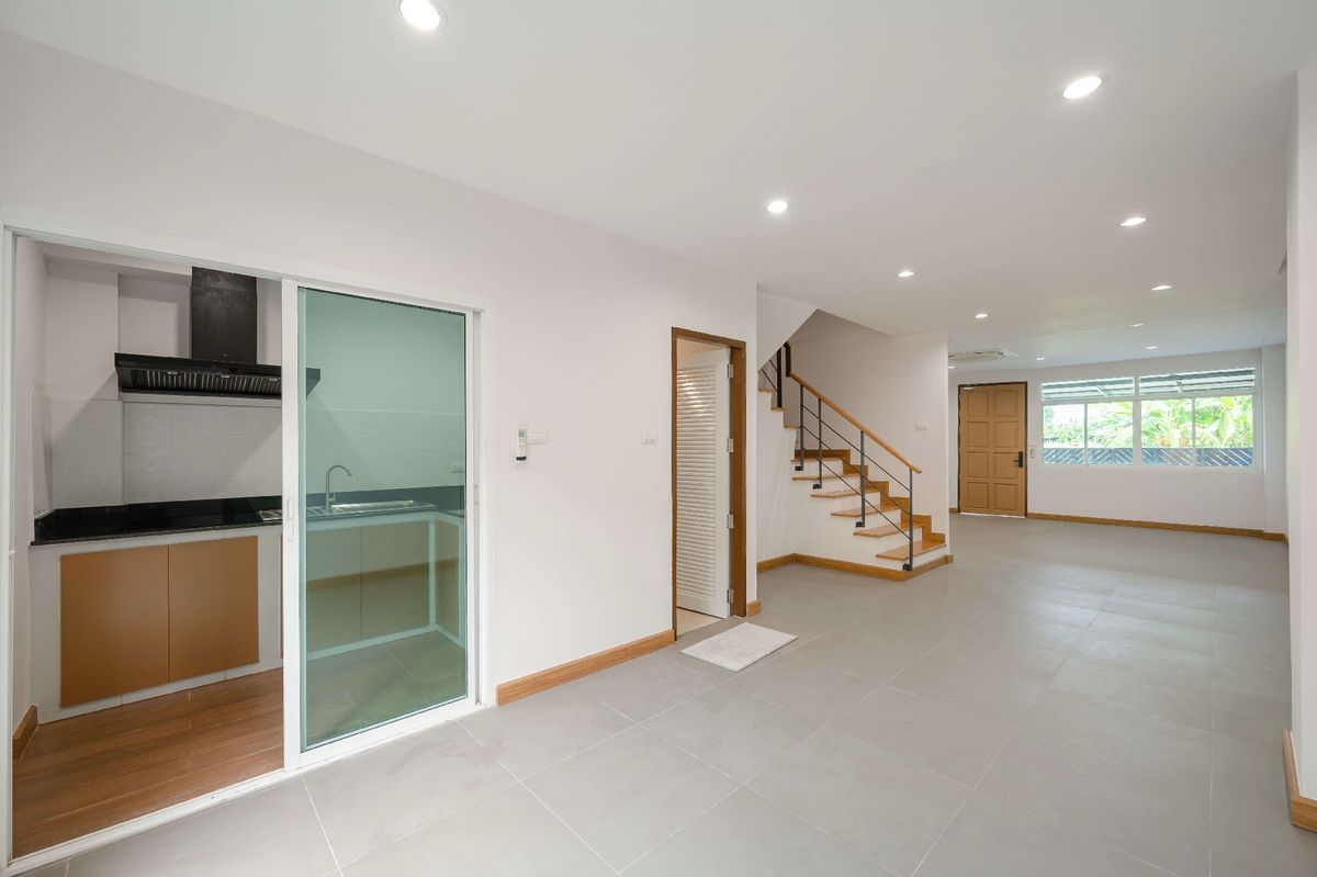 ขายทาวน์โฮมโชคชัย4 ลาดพร้าว71 : ขาย Town Home รีโนเวทใหม่ทั้งหมด ซอยนาคนิวาส 48 เพียง 7.5 MB ติดต่อ 086-795-9997 (จิมมี่)