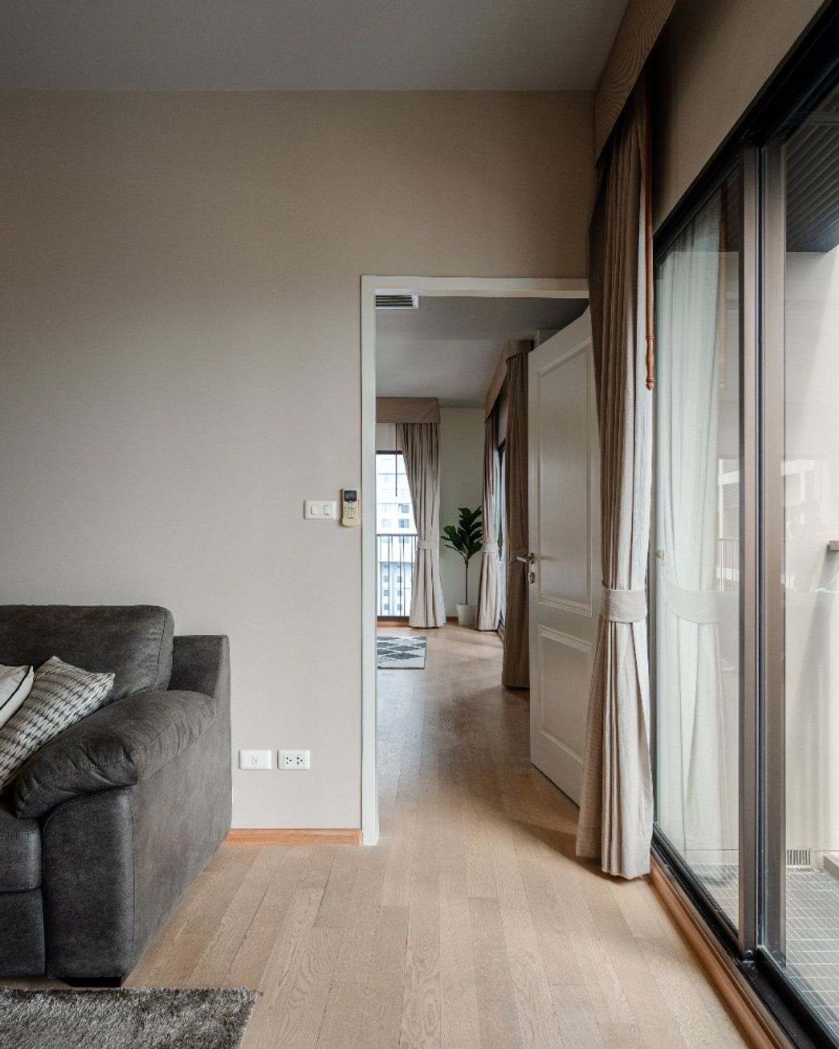 For SaleCondoSukhumvit, Asoke, Thonglor : Sell ​​noble refine, size 56.61 SQ.M 1 Bed, only 8.9 MB. Contact 086-795-9997 (Jimmy).