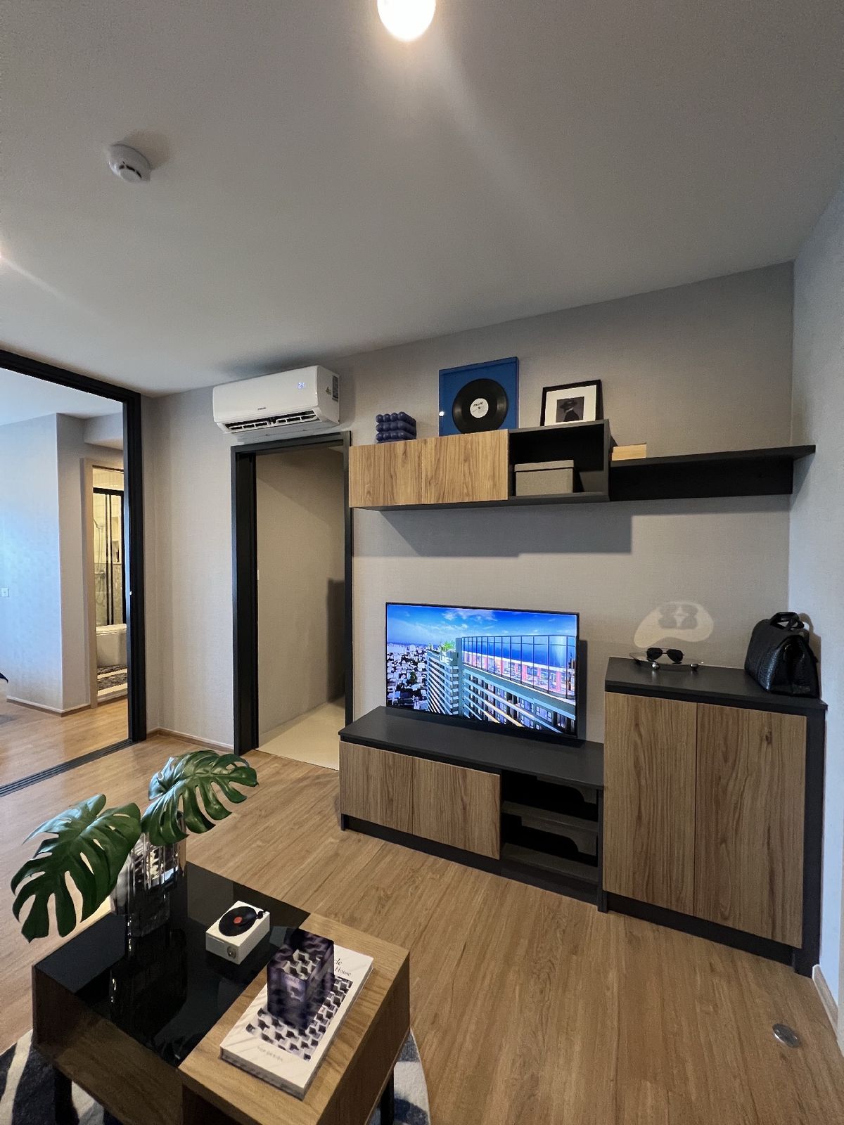 For SaleCondoLadprao, Central Ladprao : Urgent sale, house and condo price, 1 bed, size 36 sqm. Price 4.09 MB. Interested in making an appointment 0808144488.