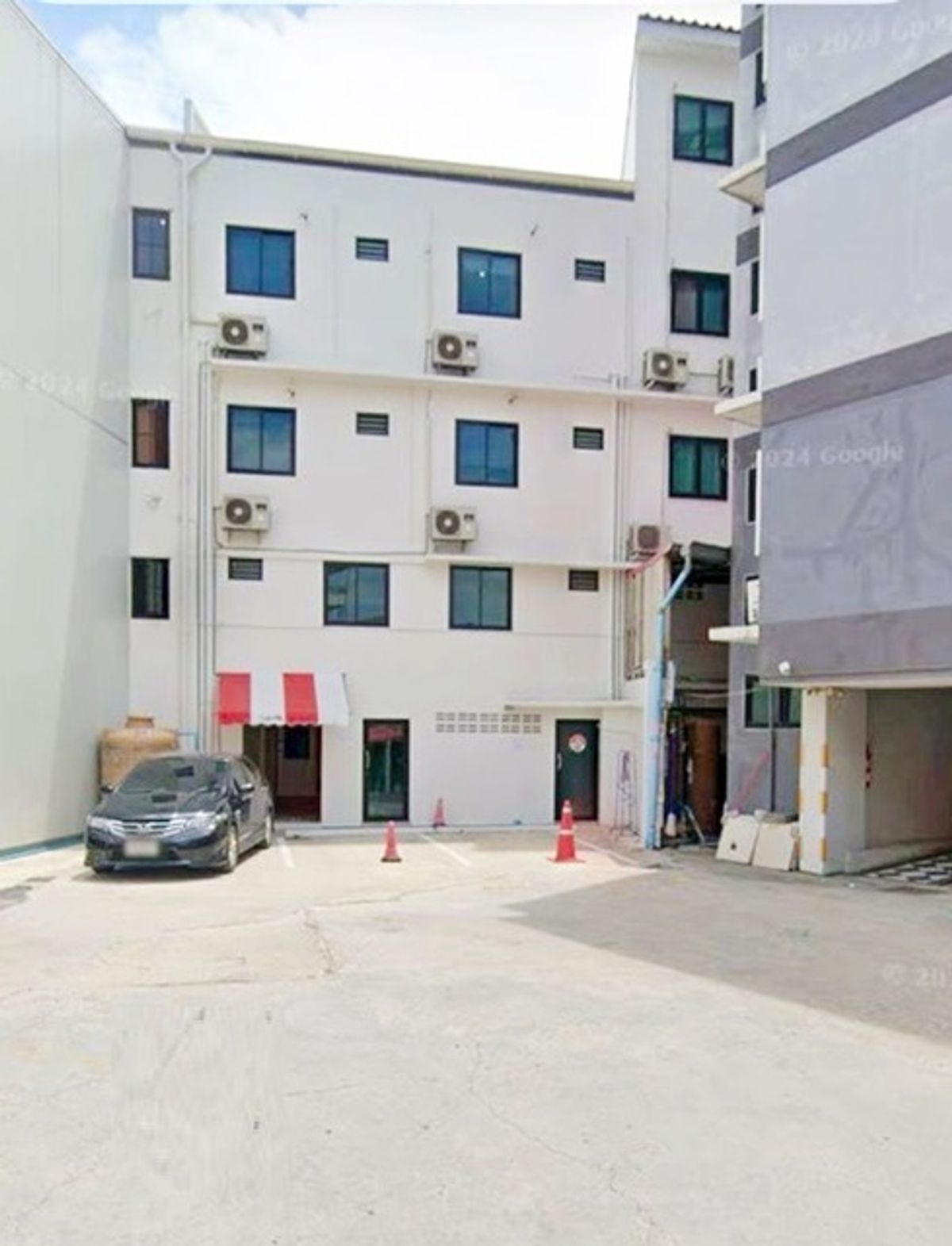 For RentShop HouseRattanathibet, Sanambinna : Corner of the 4 -story building, ISB, 1.4 km. MRT Samakkhi 48 sq.w. 450 sq.m., St. Andrew International School, Samakkhi 1.5 km. Location on the main road.