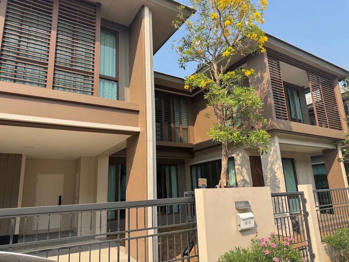 ให้เช่าบ้านพัฒนาการ ศรีนครินทร์ : For rent,  luxury house, Burasiri Krungthep Kreetha, 4 bedrooms 5 bathrooms 1 maid's room , beautiful built-in**