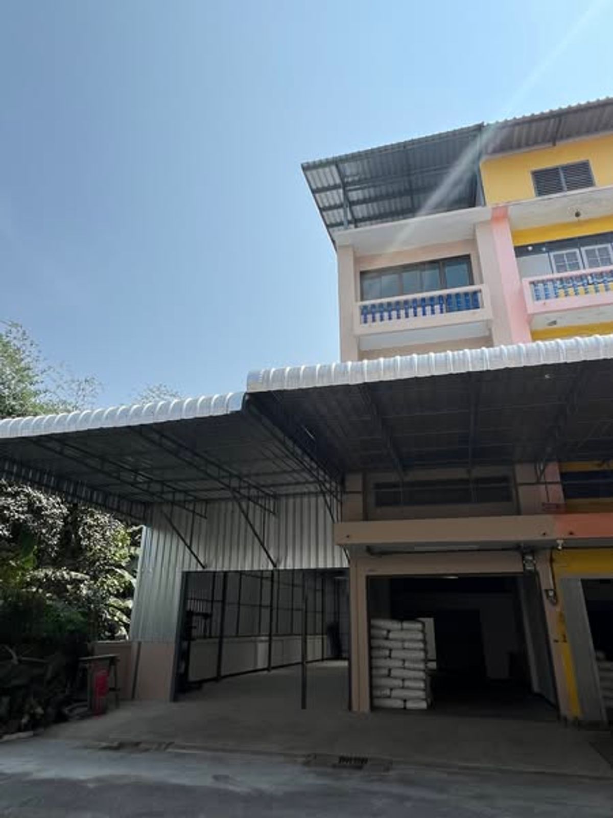 For RentWarehouseEakachai, Bang Bon : Rent a warehouse with a commercial building in Bang Bon, Bangkok. Big cars can easily enter. Can be a stock.