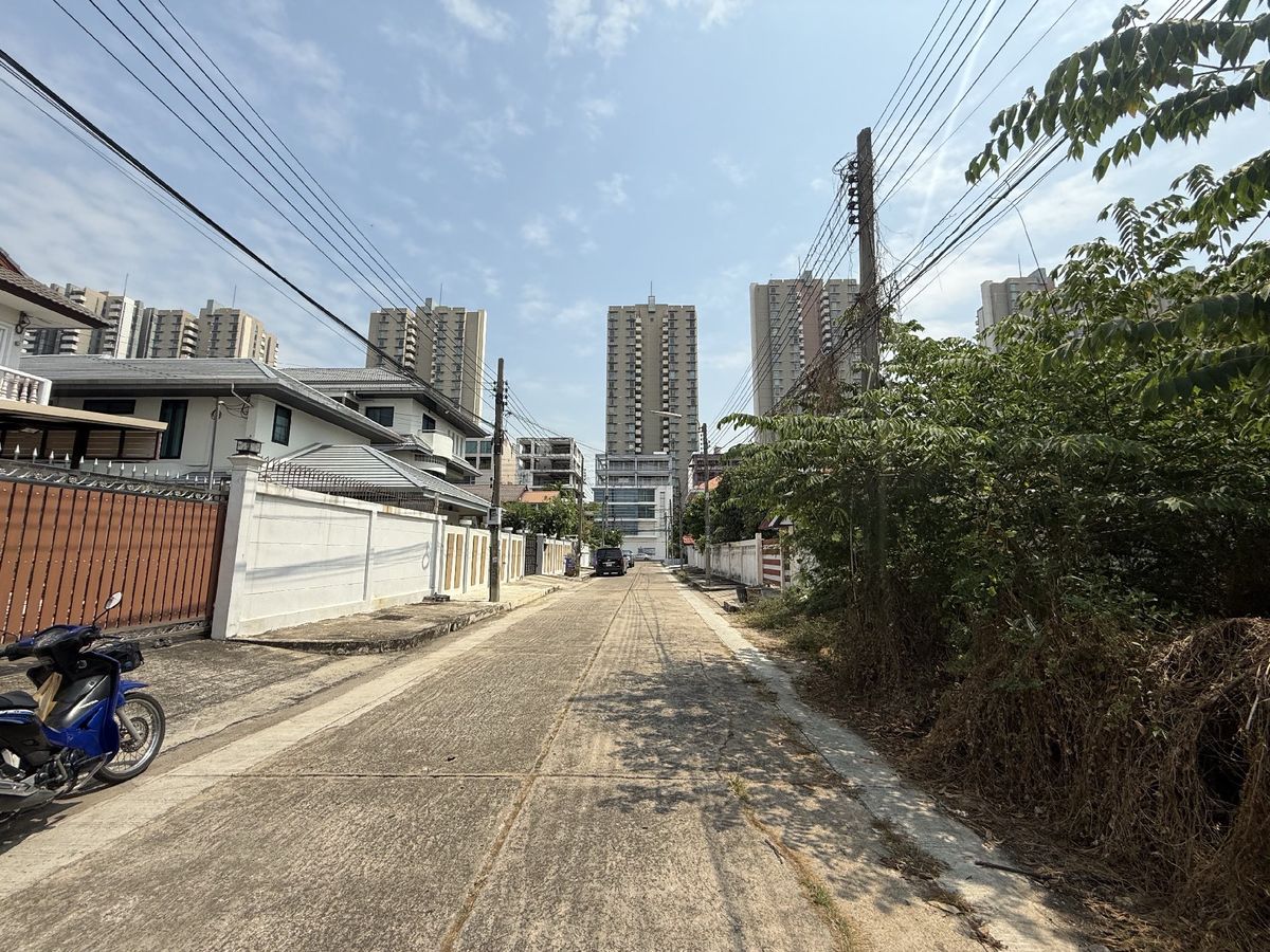For SaleLandChaengwatana, Muangthong : Land for sale in Muang Thong 🔥 Price lower than the market 🔥 | 75 sq.w. Width 12.5 m. Deep 25 m. Watch 065-6956939 raisins.