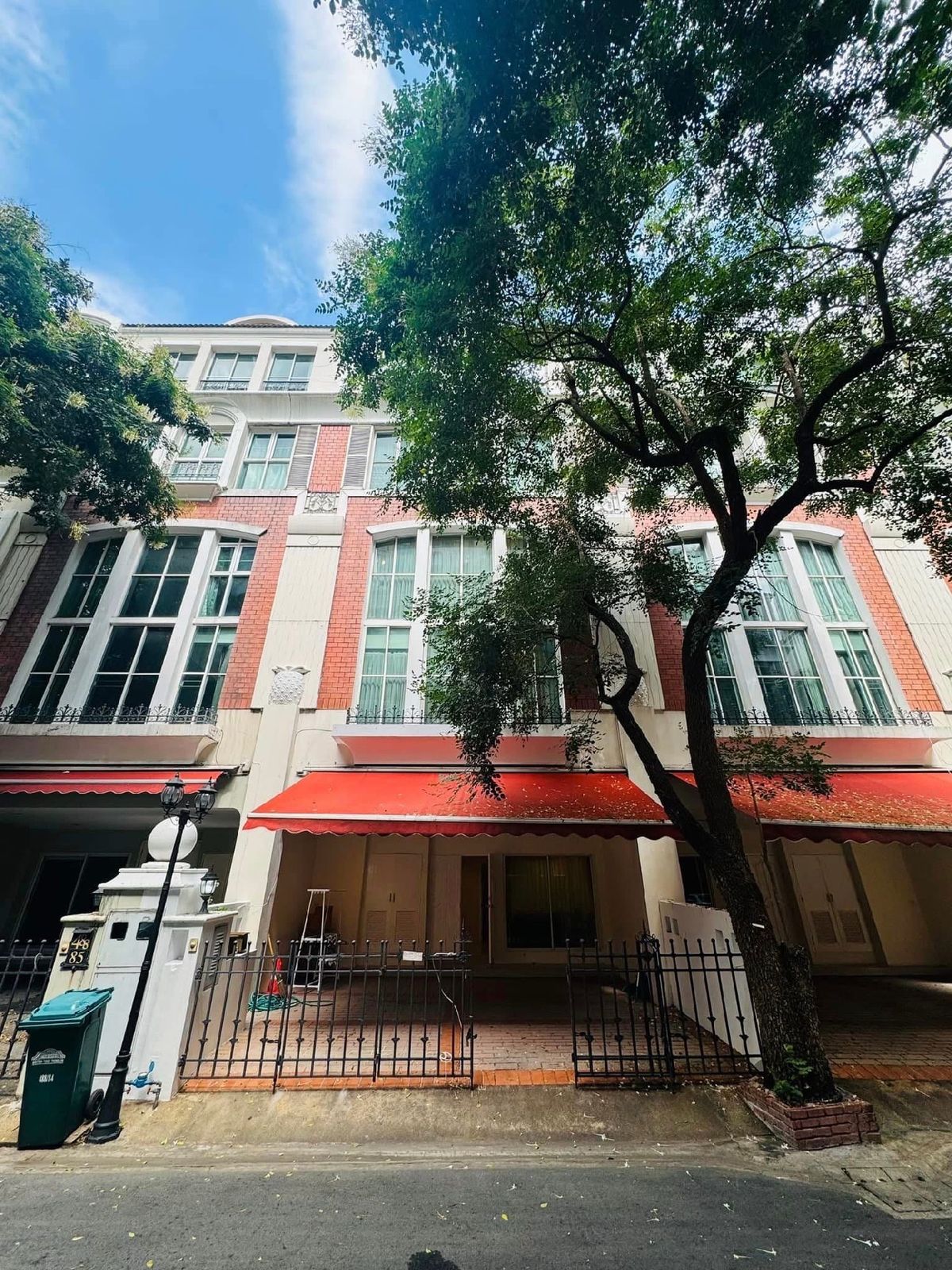 For RentTownhomeSukhumvit, Asoke, Thonglor : Townhouse for Rent in the Heart of Thonglor, Sukhumvit 55, 4 Bedrooms, 6 Bathrooms, One Maid ' S Room, Four-Storey House [120,000] ✅️