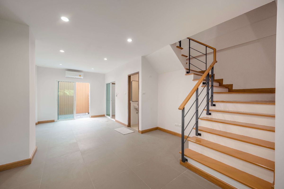 ขายทาวน์โฮมโชคชัย4 ลาดพร้าว71 : ขาย Town Home รีโนเวทใหม่ทั้งหมด ซอยนาคนิวาส 48 เพียง 7.5 MB ติดต่อ 086-795-9997 (จิมมี่)