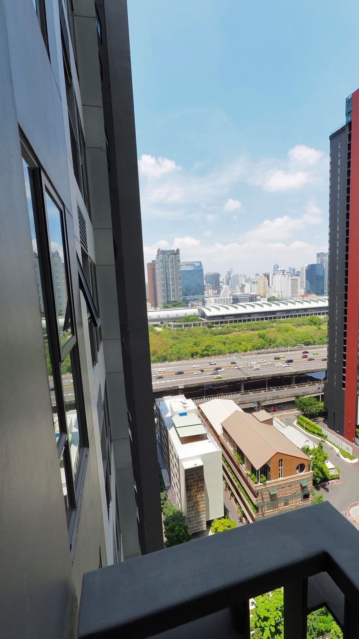 For RentCondoRama9, Petchburi, RCA : 🎁 Ready to stay 24 May 🍀🍀RHYTHM Asoke-1 corner room ~ width 32 Square • Closed kitchen 🍀Private Zone New room 🍀 Size 32 sq.m. 🍀 Floor 22