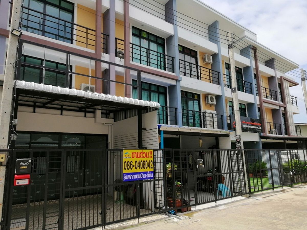 ขายทาวน์โฮมปทุมธานี รังสิต ธรรมศาสตร์ : 🚩H967 ขายถูกสุดในย่านนี้  ทาวน์โฮม 3ชั้น 17ตร.วา อยู่ถนนปทุมธานี-สายใน  เยื้องโรงงานเป๊ปซี่  สภาพใหม่ ทำเลดี 4นอน 3น้ำ ต่อเติมแล้ว พร้อมอยู่   