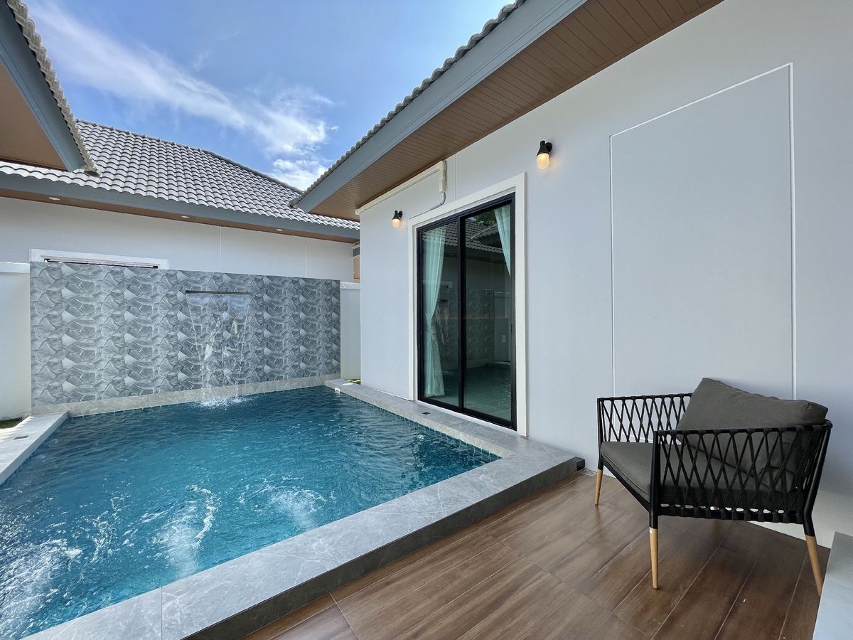 For SaleHousePattaya, Bangsaen, Chonburi : Selling a new new detached house, Pattaya, with 3 private water pools