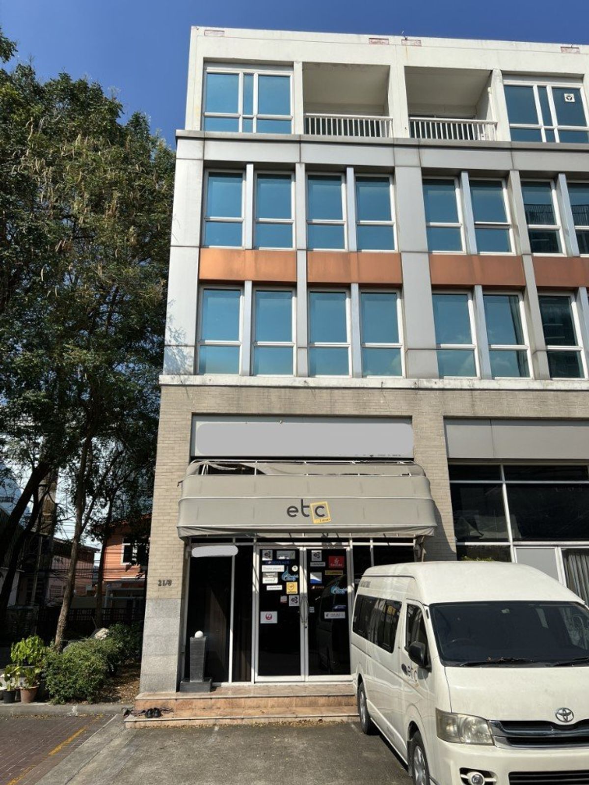 For RentShop HouseWongwianyai, Charoennakor : For rent, 4 -story commercial buildings, full mezzanine near BTS Wongwian Yai and open the store.