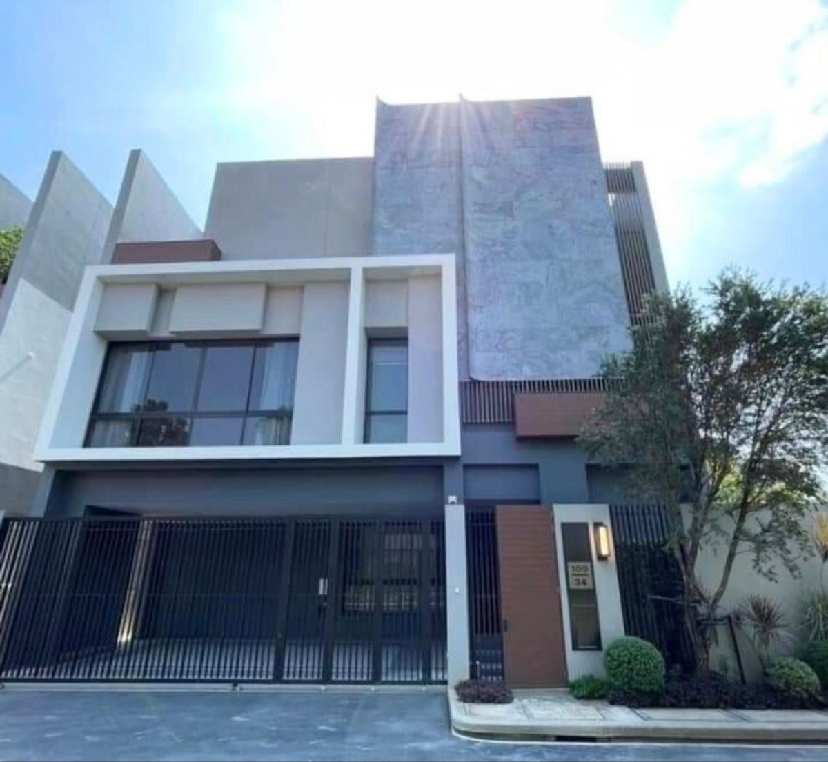 For RentHousePattanakan, Srinakarin : Rent a 3 -storey detached house, Burk, Krungthep Kreetha, a beautiful corner room, luxurious, with an elevator.