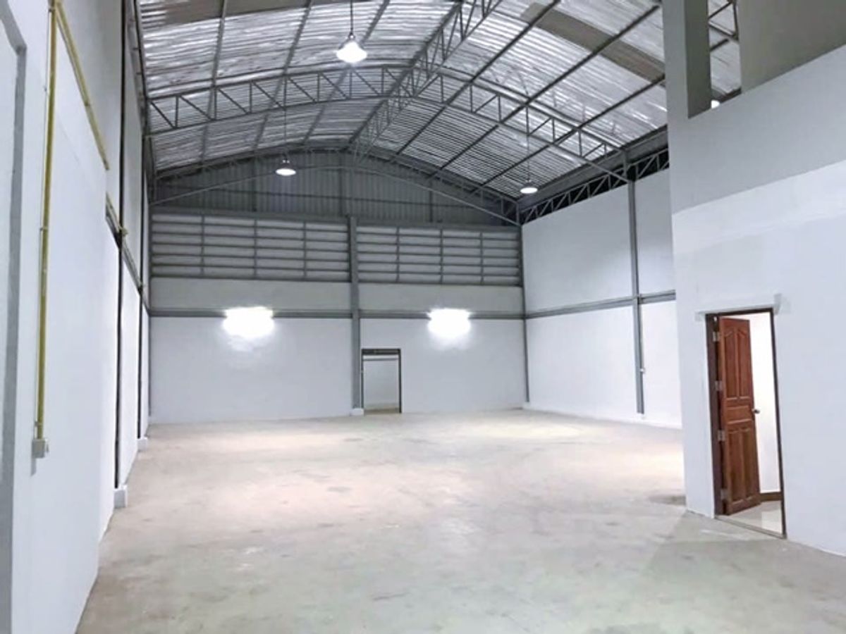 For RentWarehouseMahachai Samut Sakhon : 2.5 km of the Khae Rai Plaza Market 1.1 km. Rent a warehouse 127 sq.m. 52 sq.w., Bang Nam fresh, Samut Sakhon, not flooding.