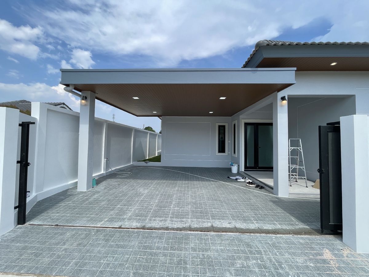 For SaleHousePattaya, Bangsaen, Chonburi : Selling a new new detached house, Pattaya, with 3 private water pools
