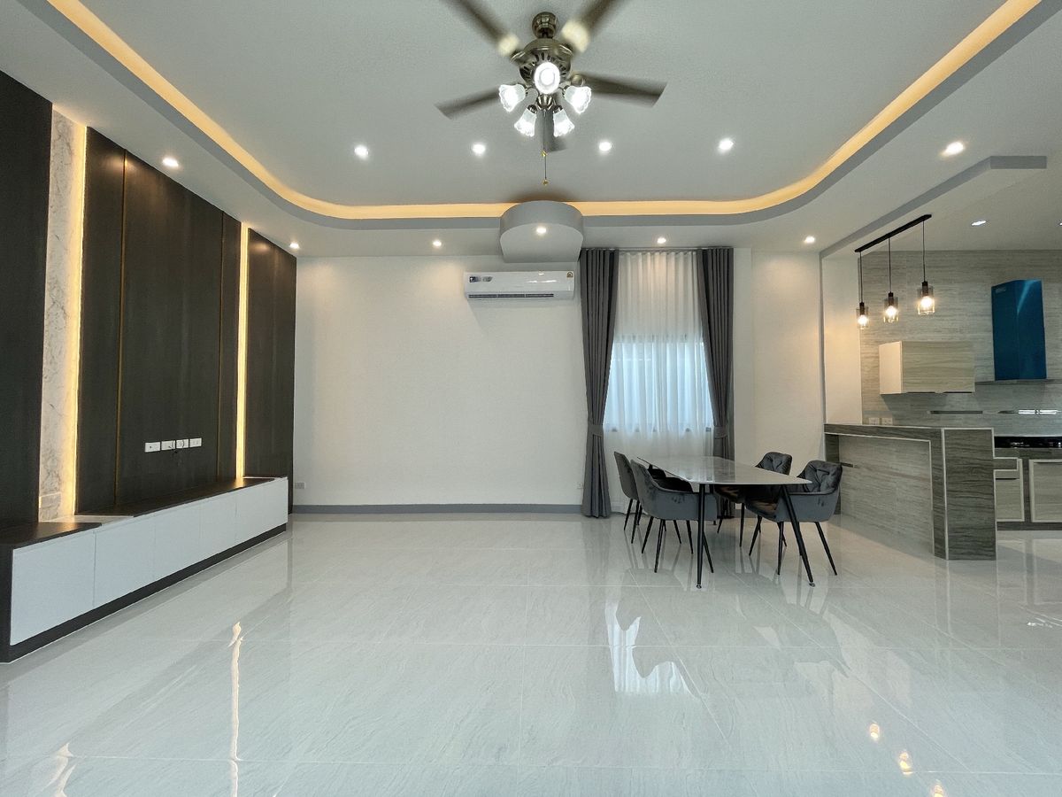 For SaleHousePattaya, Bangsaen, Chonburi : Selling a new new detached house, Pattaya, with 3 private water pools