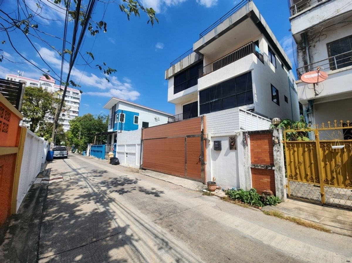 For RentHouseOnnut, Udomsuk : 3 -story house for sale, size 58 sq.m., Soi Punnawithi 31, Sukhumvit 101, near BTS Punnawithi