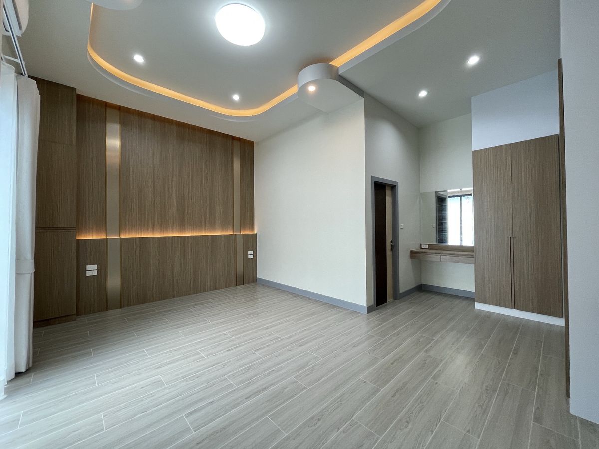 For SaleHousePattaya, Bangsaen, Chonburi : Selling a new new detached house, Pattaya, with 3 private water pools