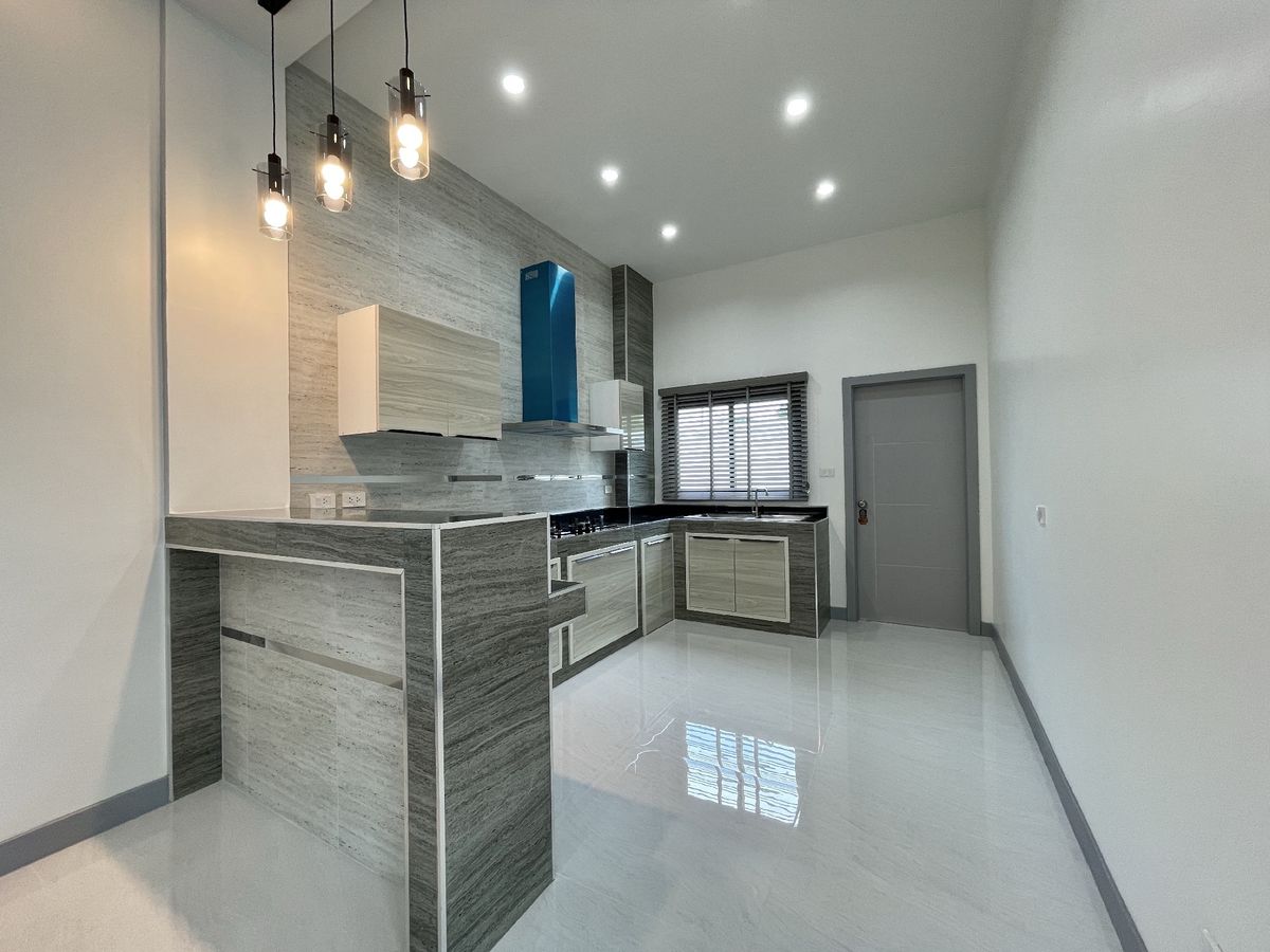 For SaleHousePattaya, Bangsaen, Chonburi : Selling a new new detached house, Pattaya, with 3 private water pools