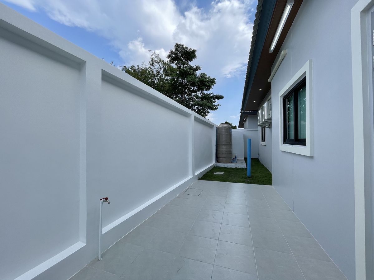 For SaleHousePattaya, Bangsaen, Chonburi : Selling a new new detached house, Pattaya, with 3 private water pools