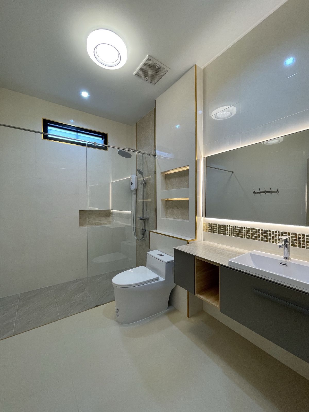 For SaleHousePattaya, Bangsaen, Chonburi : Selling a new new detached house, Pattaya, with 3 private water pools