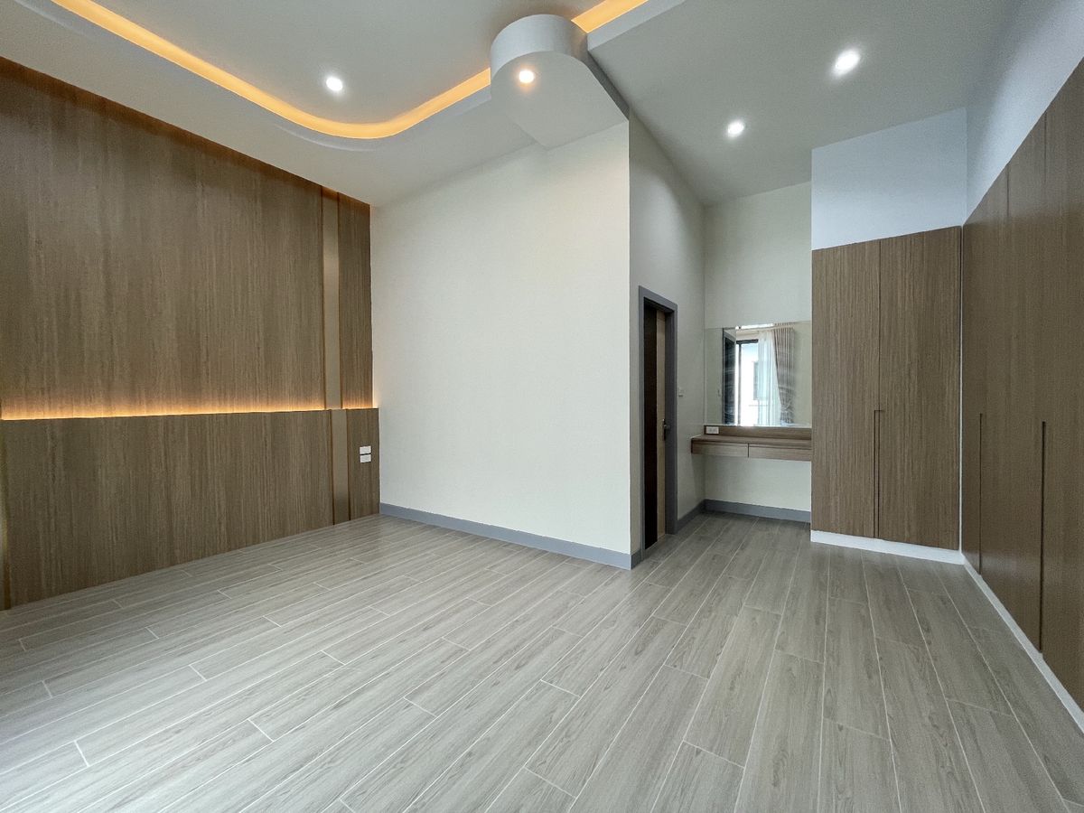 For SaleHousePattaya, Bangsaen, Chonburi : Selling a new new detached house, Pattaya, with 3 private water pools