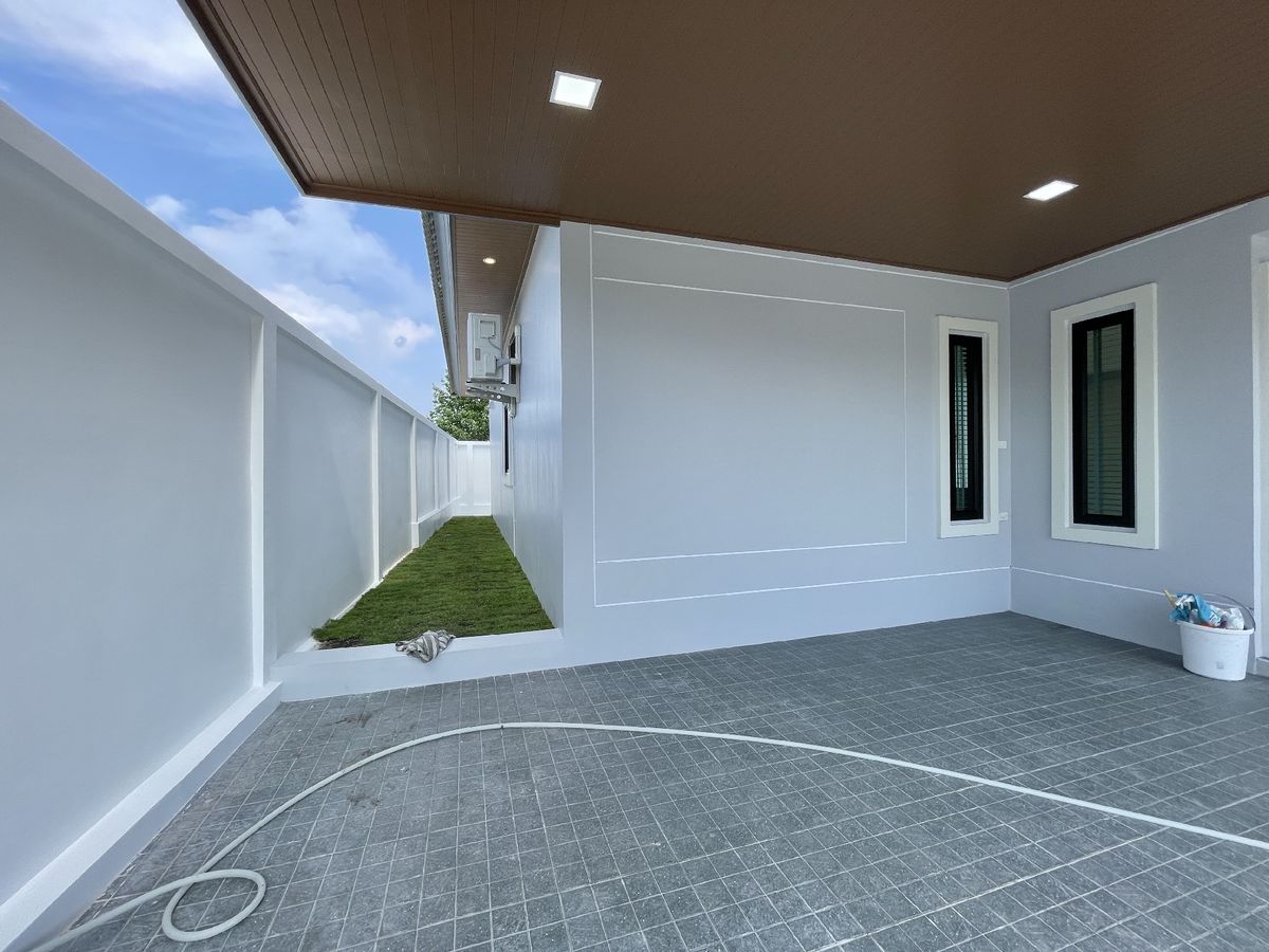 For SaleHousePattaya, Bangsaen, Chonburi : Selling a new new detached house, Pattaya, with 3 private water pools