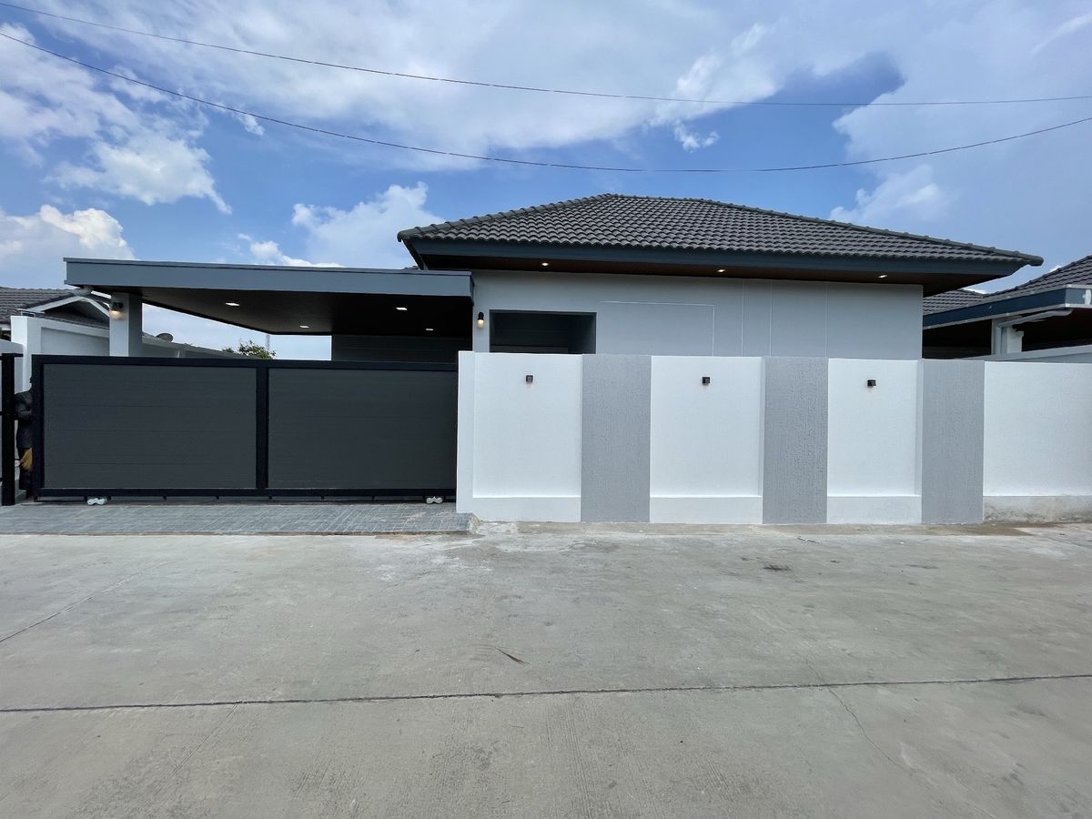 For SaleHousePattaya, Bangsaen, Chonburi : Selling a new new detached house, Pattaya, with 3 private water pools