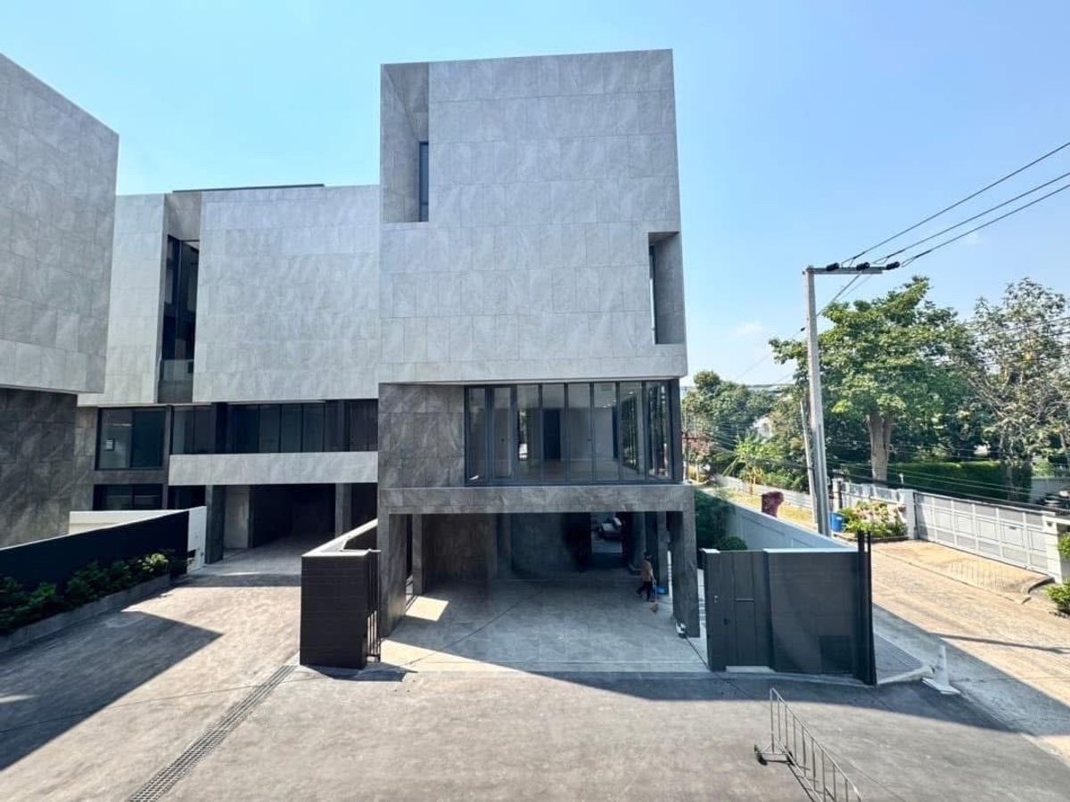 บ้านพัฒนาการ ศรีนครินทร์ : ให้เช่า/ขาย บ้านหรู 4 ชั้น มีเพียง 5 ยูนิต ส่วนตัว พักอาศัยและเป็น Office ได้ โครงการ ME-I Residence ศรีนครินทร์