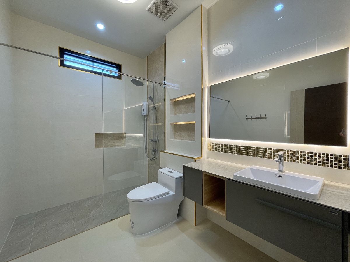 For SaleHousePattaya, Bangsaen, Chonburi : Selling a new new detached house, Pattaya, with 3 private water pools