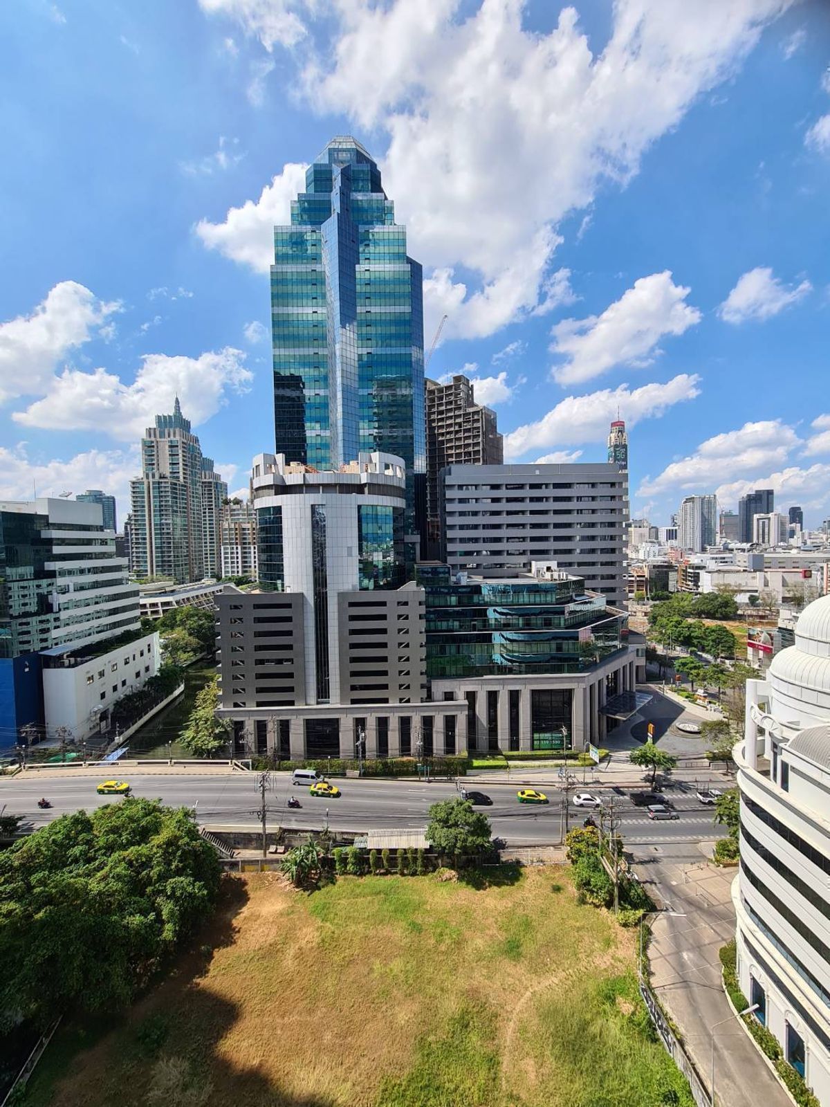 ให้เช่าคอนโดวิทยุ ชิดลม หลังสวน : ‼️ด่วน‼️ห้องว่าง Witthayu Complex 🌇 วิวสวย🌿 ตกแต่งหรูหรา 🛋️ พร้อมเฟอร์นิเจอร์ครบครัน เลี้ยงสัตว์ได้ 🐾 พื้นที่กว้างขวาง เหมาะสำหรับการพักผ่อน ราคาสุดคุ้ม 💰 พร้อมเข้าอยู่ทันที! 🏠