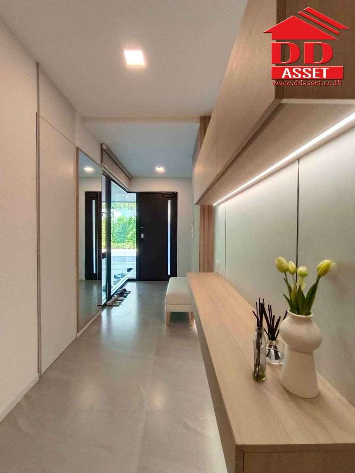 For RentHousePattanakan, Srinakarin : VIVE Village, Krungthep Kreetha, behind Wellington School, Code: H8183