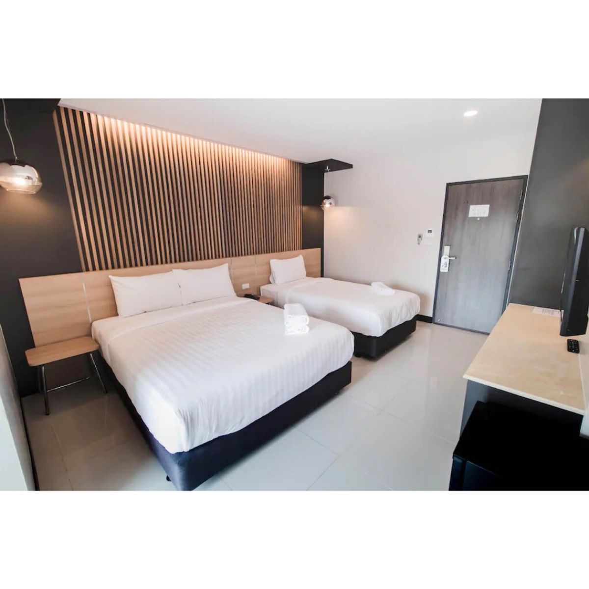 For RentHotel&Apartment BusinessRatchadapisek, Huaikwang, Suttisan : Rental hotels in Huai Khwang Sutthisan area, area of ​​3,900 sqm., 77 rooms in the center of the city, convenient to travel.