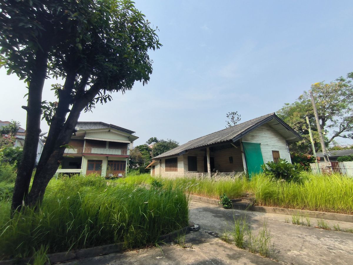 For SaleLandWongwianyai, Charoennakor : Land for sale, 374 sq.w. near the city, less than 10 min to Icon Siam and Sathorn Road